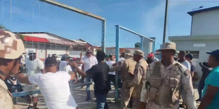 Se registra forcejeo entre comerciantes y miembros de Cesfront en mercado Dajabón