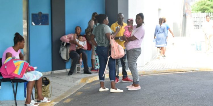 Pacientes con sospecha de dengue siguen saturando centros de salud