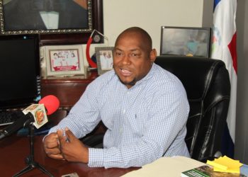 Renuncia del PLD alcalde de La Caleta Marcial Reyes junto a su equipo político