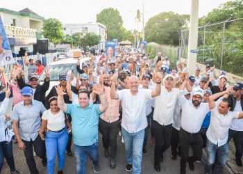 Ulises Rodríguez realiza recorrido en barrios de Gurabo de Santiago.