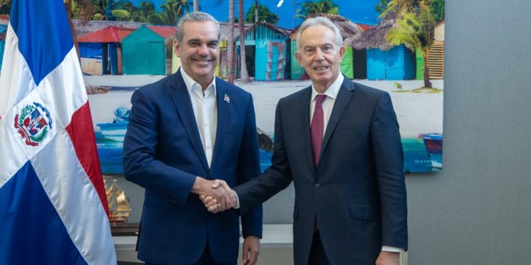 Tony Blair se reúne con el presidente Abinader