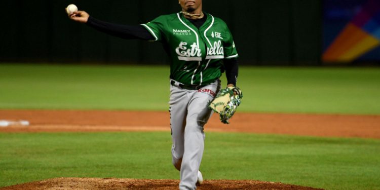 Estrellas amargan celebración azul; Propinan juego sin hits