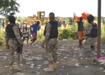 Policía haitiana lanza bombas lacrimógenas a compatriotas que compraban productos dominicanos