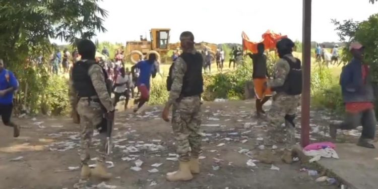 Policía haitiana lanza bombas lacrimógenas a compatriotas que compraban productos dominicanos
