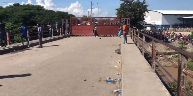 Cierre de la frontera en Juana Méndez: comerciantes y transportistas piden una tregua