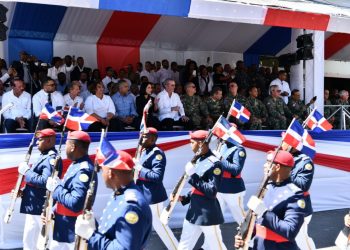 Abinader encabeza desfile cívico-militar por 179 aniversario de la Constitución