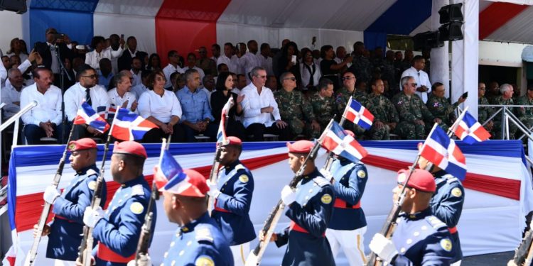 Abinader encabeza desfile cívico-militar por 179 aniversario de la Constitución