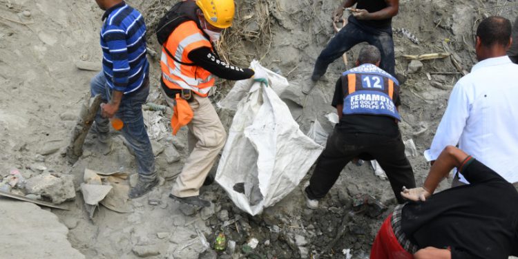 Defensa Civil continúa levantando escombros tras accidente en Quita Sueño