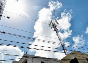 Disturbio tropical deja a miles de hogares sin electricidad