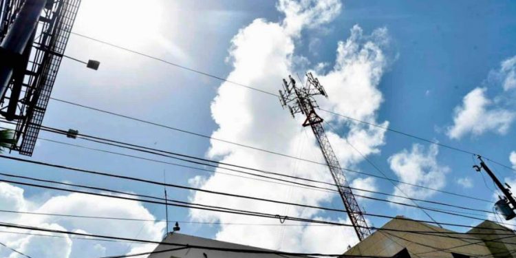 Disturbio tropical deja a miles de hogares sin electricidad