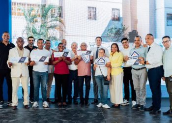 Ministro Bonilla entrega títulos de propiedad y Bonos Saldo Mi Hogar en Invivienda