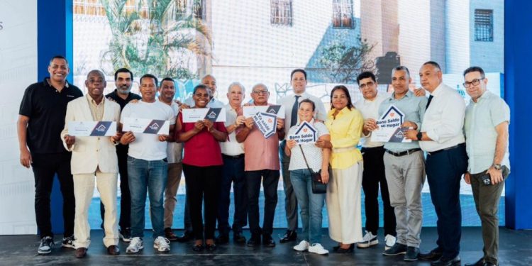 Ministro Bonilla entrega títulos de propiedad y Bonos Saldo Mi Hogar en Invivienda