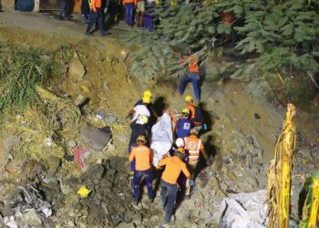 Hallan otro cadáver en la cañada donde cayó la patana y el autobús del accidente de Haina