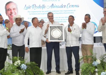 Productores de leche del país entregan reconocimiento al presidente Abinader por implementar las políticas públicas más importantes en la historia de la ganadería