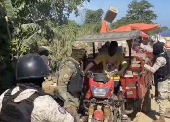Policías haitianos destruyen mercancías de comerciantes en territorio dominicano