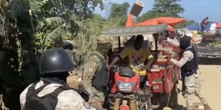 Policías haitianos destruyen mercancías de comerciantes en territorio dominicano