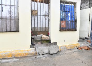 Con blocks, piedras y pedazos de madera moradores del GSD se preparan para recibir las lluvias