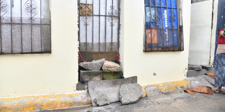 Con blocks, piedras y pedazos de madera moradores del GSD se preparan para recibir las lluvias