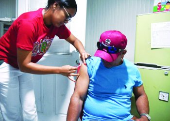 Ciudadanos fluyen hacia centros de vacunación contra Covid