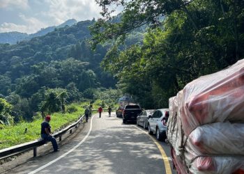 Se vuelca camión en carretera Constanza-La Vega; tapón abarca kilómetros