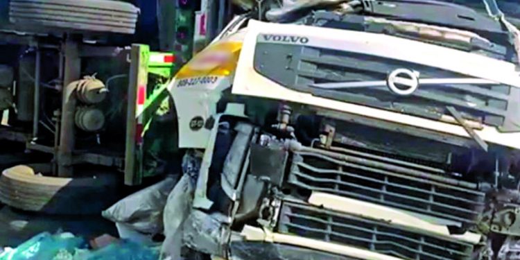 Vehículos pesados causan tapones y caos en las autopistas