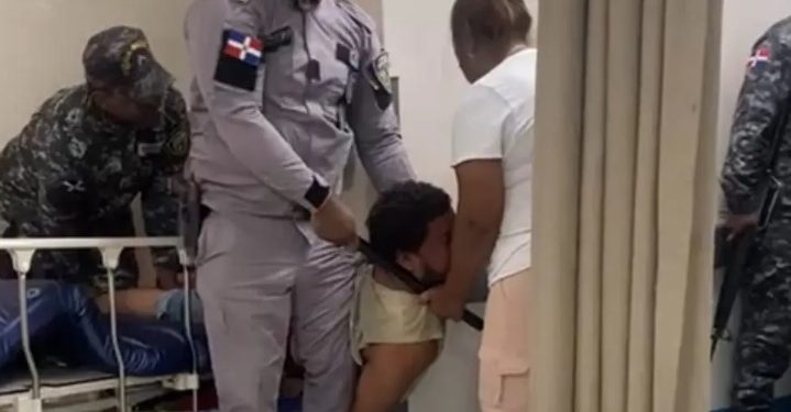 Policía apresa a dos hombres acusados agredir médico en plena emergencia en Bonao