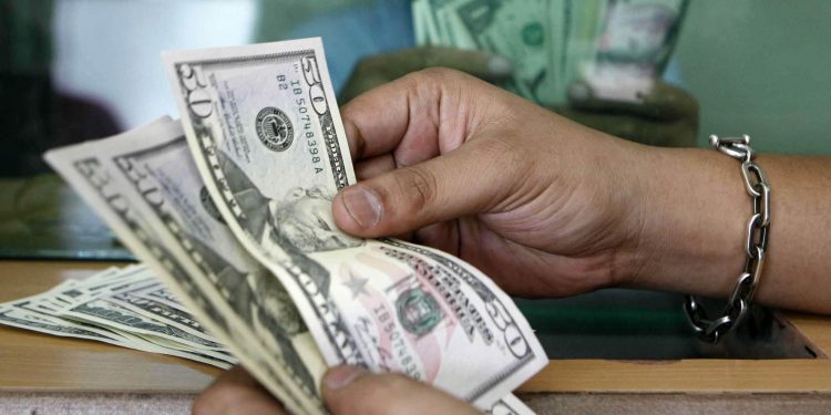 El dólar se cambia este jueves a 57.70 pesos en Rep. Dominicana