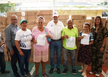 300 familias de Arroyo Bonito en SDO reciben enseres del hogar