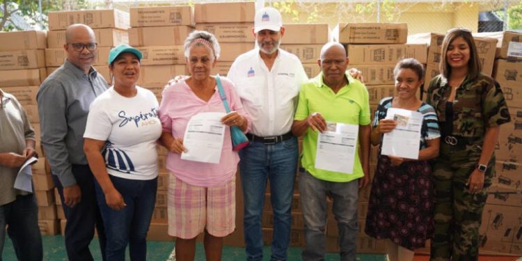 300 familias de Arroyo Bonito en SDO reciben enseres del hogar