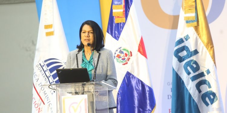 Directora del Ideice llama a estudiantes a ser partícipes de su propio proceso educativo