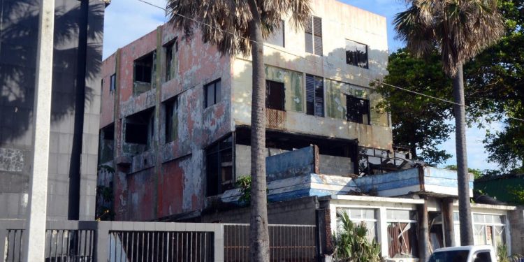 Viviendas abandonadas manchan imagen malecón de Santo Domingo