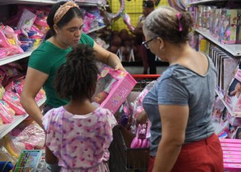 Niños prefieren aparatos electrónicos y padres insisten en regalar juguetes tradicionales
