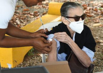 OMS insta a utilizar mascarillas y volver a vacunarse contra el covid-19