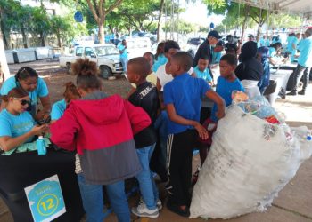 Decenas de niños acuden a cambiar plásticos por juguetes este Día de Reyes