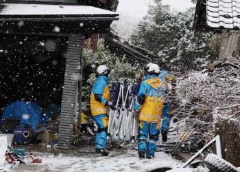 Mujer de 90 años es hallada viva bajo escombros cinco días después de terremoto en Japón