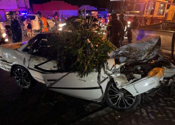 Mueren dos personas calcinadas en un accidente frente a una estación de bomberos en Santiago