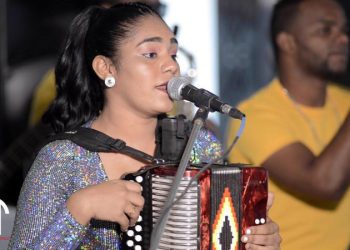 Demandan por RD$20 millones a intérprete de “Hazme como el perro bebe agua”