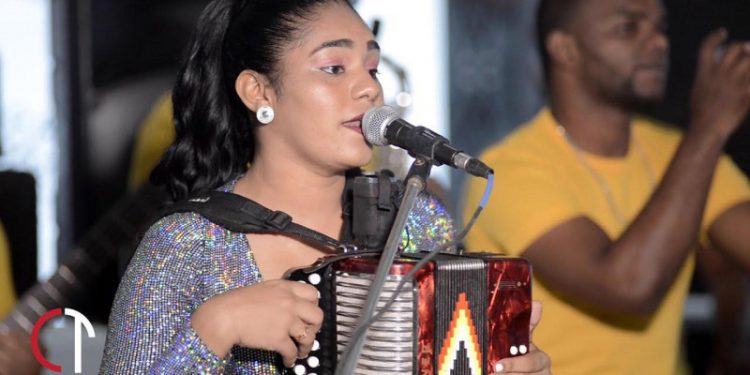 Demandan por RD$20 millones a intérprete de “Hazme como el perro bebe agua”