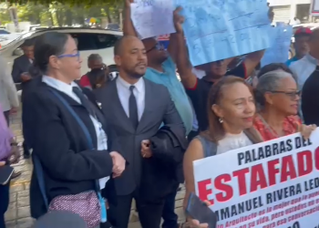 Hijo compró vivienda a madre en supuesta estafa inmobiliaria, taxiando en EE.UU.