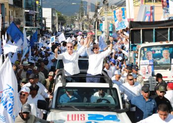 Multitud demanda en Santiago 4 años más para Abinader y cambio en la alcaldía