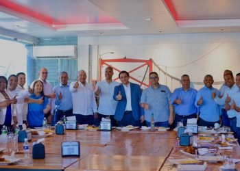 Daniel Rivera sesiona exitosamente con los alcaldes y candidatos del PRM y aliados municipales en Santiago.