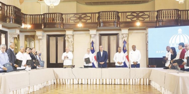 Gobierno y ambientalistas acuerdan resguardar las áreas protegidas