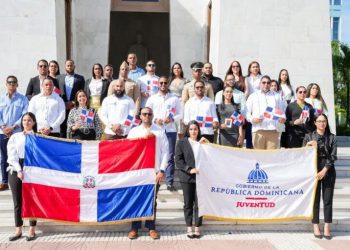 Ministerio de la Juventud honra memoria de Padres de la Patria con ofrenda floral en Altar de la Patria