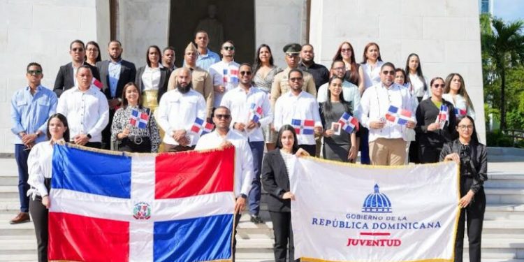 Ministerio de la Juventud honra memoria de Padres de la Patria con ofrenda floral en Altar de la Patria