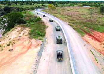 Convoy del Ejército recorre la frontera en prevención incidentes en Haití