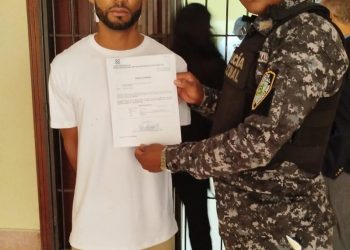 Hombre que subió a la estatua de Luperón en el Monumento de Santiago dice estaba borracho