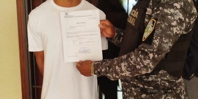 Hombre que subió a la estatua de Luperón en el Monumento de Santiago dice estaba borracho