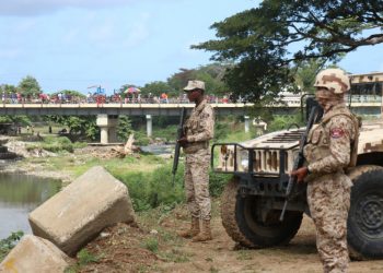 Soldados de las fuerzas del Cesfront en alerta en la frontera por Dajabón