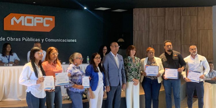 Empresas dirigidas por mujeres prestarán servicios para mantenimiento vial