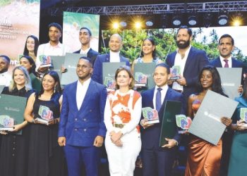 Vicepresidenta encabeza entrega “Premio Nacional de la Juventud 2024” en Santiago